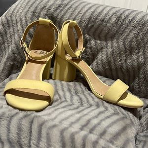 Never worn Gianna Bini pastel yellow dress shoes